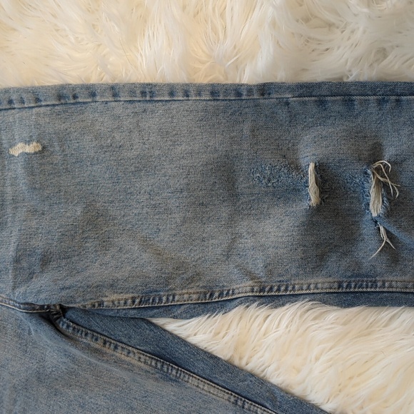 BDG by Urban Outfitters Light Wash Ripped Knee Mom Jeans - Picture 2 of 4
